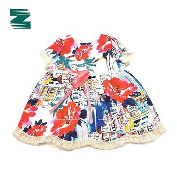 Ленена тъкана рокля с принт с кръгло деколте и къси ръкави с разрошен подгъв