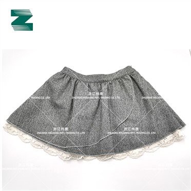 Детска пола, украсена с дантела